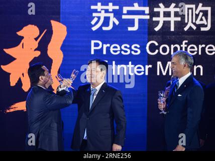 (160606) -- NANCHINO, 6 giugno 2016 - il presidente del gruppo Suning Zhang Jindong (2°, L) e il presidente dell'Inter Milan Erick Thohir (1°, L) brindano a una conferenza stampa a Nanchino, capitale della provincia del Jiangsu della Cina orientale, il 6 giugno 2016. Il colosso cinese del retail Suning Group ha detenuto una quota del 70% nella società calcistica italiana Inter Milan, un accordo del valore di 270 milioni di euro, Suning Group ha annunciato qui lunedì. )(WLL) (SP)CHINA-NANJING-SOCCER-SUNING-INTER MILAN(CN) LixXiang PUBLICATIONxNOTxINxCHN 160606 Nanjing 6 giugno 2016 Presidente del Suning Group Zhang Jindong 2nd l e Presidente dell'Inter Milan Erick Thohir Foto Stock