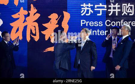 (160606) -- NANCHINO, 6 giugno 2016 -- Zhang Jindong (3°, L), Erick Thohir (2°, L), presidente dell'Inter Milan, brindisi in una conferenza stampa a Nanchino, capitale della provincia di Jiangsu della Cina orientale, 6 giugno 2016. Il colosso cinese del retail Suning Group ha detenuto una quota del 70% nella società calcistica italiana Inter Milan, un accordo del valore di 270 milioni di euro, Suning Group ha annunciato qui lunedì. )(WLL) (SP)CHINA-NANJING-SOCCER-SUNING-INTER MILAN(CN) LixXiang PUBLICATIONxNOTxINxCHN 160606 Nanjing 6 giugno 2016 Presidente del Suning Group Zhang Jindong 3rd l Inter Milan Presidente Erick Thohir 2nd l R. Foto Stock