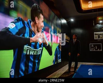 (160606) -- NANCHINO, 6 giugno 2016 -- il vicepresidente dell'Inter Milan Javier Zanetti guarda un video in vista di una conferenza stampa a Nanchino, capitale della provincia di Jiangsu della Cina orientale, 6 giugno 2016. Il colosso cinese del retail Suning Group ha detenuto una quota del 70% nella società calcistica italiana Inter Milan, un accordo del valore di 270 milioni di euro, Suning Group ha annunciato qui lunedì. )(WLL) (SP)CHINA-NANJING-SOCCER-SUNING-INTER MILAN(CN) LixXiang PUBLICATIONxNOTxINxCHN 160606 Nanjing 6 giugno 2016 il Vice Presidente dell'InterMilan Javier Zanetti guarda un video in vista di una conferenza stampa a Nanjing capitale della Cina orientale Foto Stock