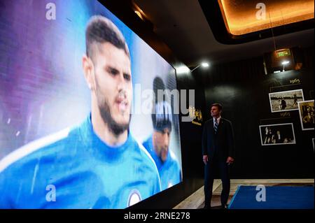 (160606) -- NANCHINO, 6 giugno 2016 -- il vicepresidente dell'Inter Milan Javier Zanetti guarda un video in vista di una conferenza stampa a Nanchino, capitale della provincia di Jiangsu della Cina orientale, 6 giugno 2016. Il colosso cinese del retail Suning Group ha detenuto una quota del 70% nella società calcistica italiana Inter Milan, un accordo del valore di 270 milioni di euro, Suning Group ha annunciato qui lunedì. )(WLL) (SP)CHINA-NANJING-SOCCER-SUNING-INTER MILAN(CN) LixXiang PUBLICATIONxNOTxINxCHN 160606 Nanjing 6 giugno 2016 il Vice Presidente dell'InterMilan Javier Zanetti guarda un video in vista di una conferenza stampa a Nanjing capitale della Cina orientale Foto Stock