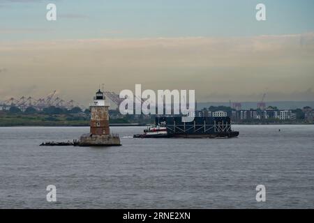 New York, USA - 21 luglio 2023: Un piccolo faro nella baia di New york in una giornata nebbiosa. Foto Stock