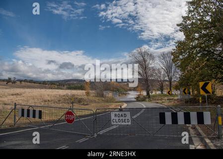 Unwetter in Australien (160607) -- CANBERRA, 7 giugno 2016 -- foto scattata il 7 giugno 2016 mostra la Point Hut Road parzialmente sommersa a causa del gonfiore del fiume Murrumbidgee dopo forti piogge a Canberra, in Australia. Quattro persone sono morte mentre tre sono ancora dispersi dal massiccio fronte tempesta che ha colpito la costa orientale dell'Australia, mentre le grandi inondazioni interne, le onde giganti e le maree insolitamente alte continuano a devastare. ) (Djj) AUSTRALIA-CANBERRA-INONDAZIONE JustinxQian PUBLICATIONxNOTxINxCHN tempesta in Australia 160607 Canberra 7 giugno 2016 foto scattata IL 7 giugno 2016 mostra il Point Hat R parzialmente sommerso Foto Stock