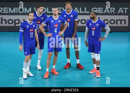 Francia squadra di pallavolo durante una chiamata di revisione . Campionato del mondo di pallavolo 2022. Quarti di finale. Foto Stock