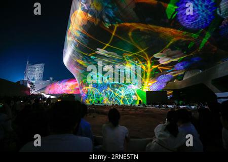 Seoul, Corea del Sud. 1 settembre 2023. La gente apprezza lo spettacolo di luci 'SEOUL LIGHT 2023 AUTUMN' al Dongdaemun Design Plaza di Seoul, Corea del Sud, 1 settembre 2023. Lo spettacolo di luci è iniziato giovedì e durerà fino al 10 settembre. Crediti: Wang Yiliang/Xinhua/Alamy Live News Foto Stock