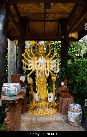 Guishan Guanyin of Thousand Hands o Guan Yin, dea bodhisattva e divinità cinese per i viaggiatori thailandesi, le persone visitano Respect pregando a Wat Tham Khao W. Foto Stock