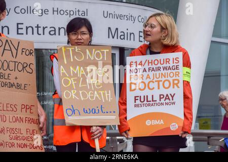 Londra, Regno Unito. 14 agosto 2023. British Medical Association (BMA) picchetto fuori University College Hospital come medici in formazione continuano il loro ultimo sciopero su piena paga ripristino. Foto Stock