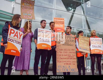 Londra, Regno Unito. 14 agosto 2023. British Medical Association (BMA) picchetto fuori University College Hospital come medici in formazione continuano il loro ultimo sciopero su piena paga ripristino. Foto Stock