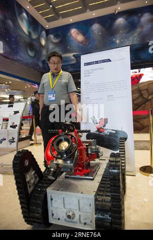 (160612) -- KUNMING, 12 giugno 2016 -- Un robot combattente del fuoco è esposto in un centro di esperienza robot a Kunming, capitale della provincia dello Yunnan della Cina sud-occidentale, 12 giugno 2016. ) (Cxy) CHINA-KUNMING-ROBOT EXPERIENCE CENTER (CN) HuxChao PUBLICATIONxNOTxINxCHN 160612 Kunming 12 giugno 2016 un robot Fire Fighter È Lakes esposto in un robot Experience Center a Kunming capitale della provincia dello Yunnan della Cina sud-occidentale 12 giugno 2016 Cxy China Kunming robot Experience Center CN HuxChao PUBLICATIONxNOTxCHN Foto Stock