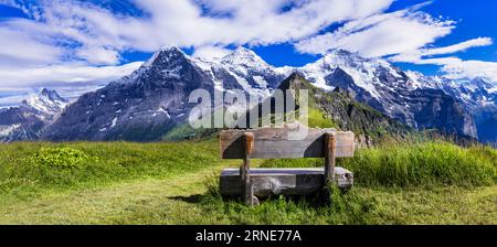 Paesaggi naturali svizzeri. Montagne innevate panoramiche delle Alpi bellezza nella natura. Paesaggio svizzero. Vista del monte Mannlichen e del famoso percorso escursionistico 'Royal Foto Stock