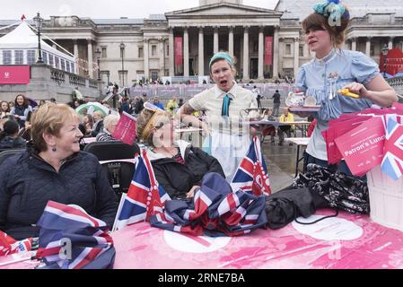 (160612) -- LONDRA, 12 giugno 2016 -- la gente festeggia il 90° compleanno ufficiale della regina Elisabetta II a Trafalgar Square a Londra, 12 giugno 2016. ) UK-LONDON-QUEEN-BIRTHDAY-CELEBRATION RayxTang PUBLICATIONxNOTxINxCHN 160612 Londra 12 giugno 2016 celebrità celebrità celebrano il 90° compleanno ufficiale della Regina Elisabetta II A Trafalgar Square a Londra 12 giugno 2016 UK London Queen Birthday Celebration RayxTang PUBLICATIONxNOTxINxCHN Foto Stock