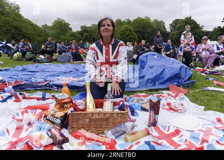 (160612) -- LONDRA, 12 giugno 2016 -- la gente festeggia il 90° compleanno ufficiale della Regina Elisabetta II a St. James Park a Londra, 12 giugno 2016. ) UK-LONDON-QUEEN-BIRTHDAY-CELEBRATION RayxTang PUBLICATIONxNOTxINxCHN 160612 Londra 12 giugno 2016 celebrità celebrità celebrano il 90° compleanno ufficiale della Regina Elisabetta II a St James Park a Londra 12 giugno 2016 UK London Queen Birthday Celebration RayxTang PUBLICATIONxNOTxINxCHN Foto Stock