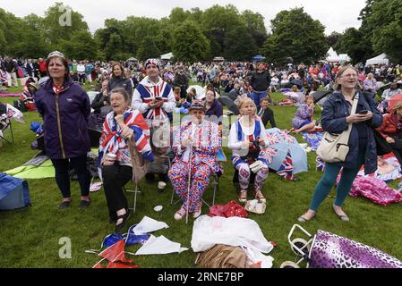 (160612) -- LONDRA, 12 giugno 2016 -- la gente festeggia il 90° compleanno ufficiale della Regina Elisabetta II a St. James Park a Londra, 12 giugno 2016. ) UK-LONDON-QUEEN-BIRTHDAY-CELEBRATION RayxTang PUBLICATIONxNOTxINxCHN 160612 Londra 12 giugno 2016 celebrità celebrità celebrano il 90° compleanno ufficiale della Regina Elisabetta II a St James Park a Londra 12 giugno 2016 UK London Queen Birthday Celebration RayxTang PUBLICATIONxNOTxINxCHN Foto Stock