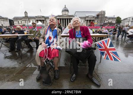 (160612) -- LONDRA, 12 giugno 2016 -- la gente festeggia il 90° compleanno ufficiale della regina Elisabetta II a Trafalgar Square a Londra, 12 giugno 2016. ) UK-LONDON-QUEEN-BIRTHDAY-CELEBRATION RayxTang PUBLICATIONxNOTxINxCHN 160612 Londra 12 giugno 2016 celebrità celebrità celebrano il 90° compleanno ufficiale della Regina Elisabetta II A Trafalgar Square a Londra 12 giugno 2016 UK London Queen Birthday Celebration RayxTang PUBLICATIONxNOTxINxCHN Foto Stock