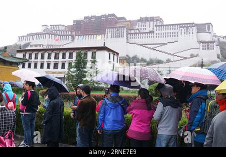 (160613) -- LHASA, 13 giugno 2016 -- i turisti attendono sotto la pioggia per entrare nel Palazzo Potala a Lhasa, capitale della regione autonoma Tibet del sud-ovest della Cina, 13 giugno 2016. Il Tibet è entrato nella sua stagione turistica di punta. )(wjq) CHINA-TIBET-TOURISM (CN) PurbuxZhaxi PUBLICATIONxNOTxINxCHN 160613 Lhasa 13 giugno 2016 i turisti attendono in pioggia per entrare nel Palazzo del Potala a Lhasa capitale della regione Autonoma Tibet del sud-ovest della Cina 13 giugno 2016 il Tibet è entrato nella sua stagione turistica di picco wjq China Tibet Tourism CN PurbuxZhaxi PUBLICATIONXNOTxINCHN Foto Stock