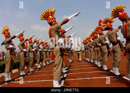 (160613) -- BHOPAL, 13 giugno 2016 -- i membri delle forze di polizia armate centrali dell'India Sashastra Seema Bal (SSB) partecipano a una parata presso il loro quartier generale di formazione a Bhopal, India, il 13 giugno 2016. Circa 232 cadetti provenienti da 23 stati del paese hanno preso parte alla settima parata dopo aver completato un rigoroso programma di addestramento all'uso delle armi e all'autodifesa. )(zhf) INDIA-BHOPAL-ARMED FORCE-TRAINING-PARADE Stringer PUBLICATIONxNOTxINxCHN 160613 Bhopal 13 giugno 2016 i membri delle forze di polizia armate centrali dell'India Sasha Strachan Seema Bal SSB partecipano a una parata PRESSO il loro quartier generale di addestramento a Bhopa Foto Stock