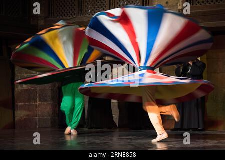 (160614) -- CAIRO, 13 giugno 2016 -- ballerini egiziani eseguono la Tanoura, una versione egiziana della danza Sufi, in uno spettacolo notturno durante il mese del digiuno santo del Ramadan, al Palazzo al Ghouri al Cairo, in Egitto, 13 giugno 2016. ) EGITTO-CAIRO-RAMADAN-SUFI DANCE MengxTao PUBLICATIONxNOTxINxCHN 160614 Cairo 13 giugno 2016 i ballerini egiziani eseguono la versione Tanoura to Egyptian della danza Sufi IN uno spettacolo notturno durante il mese del Santo digiuno del Ramadan AL Palazzo al Ghouri AL Cairo Egitto 13 giugno 2016 Egitto Cairo Ramadan Sufi Dance MengxTao PUBLICATIONXNOTxINXCHN Foto Stock