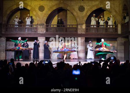 (160614) -- CAIRO, 13 giugno 2016 -- ballerini egiziani eseguono la Tanoura, una versione egiziana della danza Sufi, in uno spettacolo notturno durante il mese del digiuno santo del Ramadan, al Palazzo al Ghouri al Cairo, in Egitto, 13 giugno 2016. ) EGITTO-CAIRO-RAMADAN-SUFI DANCE MengxTao PUBLICATIONxNOTxINxCHN 160614 Cairo 13 giugno 2016 i ballerini egiziani eseguono la versione Tanoura to Egyptian della danza Sufi IN uno spettacolo notturno durante il mese del Santo digiuno del Ramadan AL Palazzo al Ghouri AL Cairo Egitto 13 giugno 2016 Egitto Cairo Ramadan Sufi Dance MengxTao PUBLICATIONXNOTxINXCHN Foto Stock