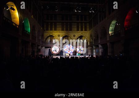 (160614) -- CAIRO, 13 giugno 2016 -- ballerini egiziani eseguono la Tanoura, una versione egiziana della danza Sufi, in uno spettacolo notturno durante il mese del digiuno santo del Ramadan, al Palazzo al Ghouri al Cairo, in Egitto, 13 giugno 2016. ) EGITTO-CAIRO-RAMADAN-SUFI DANCE MengxTao PUBLICATIONxNOTxINxCHN 160614 Cairo 13 giugno 2016 i ballerini egiziani eseguono la versione Tanoura to Egyptian della danza Sufi IN uno spettacolo notturno durante il mese del Santo digiuno del Ramadan AL Palazzo al Ghouri AL Cairo Egitto 13 giugno 2016 Egitto Cairo Ramadan Sufi Dance MengxTao PUBLICATIONXNOTxINXCHN Foto Stock