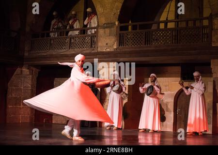 (160614) -- CAIRO, 13 giugno 2016 -- musicisti egiziani si esibiscono in uno spettacolo notturno della Tanoura, una versione egiziana della danza Sufi, durante il mese del digiuno santo del Ramadan, al Palazzo al Ghouri al Cairo, in Egitto, 13 giugno 2016. ) EGITTO-CAIRO-RAMADAN-SUFI DANCE MengxTao PUBLICATIONxNOTxINxCHN 160614 Cairo 13 giugno 2016 musicisti egiziani si esibiscono A uno spettacolo notturno della Tanoura alla versione egiziana della Danza Sufi durante il mese del Santo digiuno del Ramadan AL Palazzo al Ghouri AL Cairo Egitto 13 giugno 2016 Egitto Cairo Ramadan Sufi Dance MengxTao PUBLICATIONXNOTxINXCHN Foto Stock