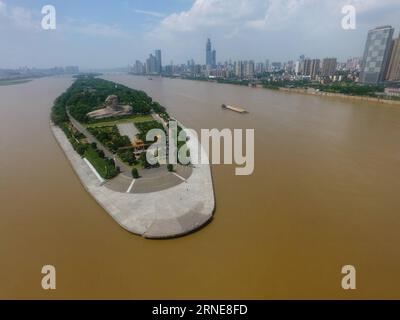 (160614) -- CHANGSHA, June 14, 2016 -- Photo taken on June 14, 2016 shows the main channel in the Changsha section of Xiangjiang River, central China s Hunan Province. Due to heavy rainfall and more water supply from the upstream, water level of Xiangjiang s Changsha section has kept rising to 31.94 meters by 3:26 p.m. Tuesday, higher than the designed level of 26.35 meters for the kiloton ships. )(mcg) CHINA-HUNAN-XIANGJIANG RIVER-WATER LEVEL (CN) LongxHongtao PUBLICATIONxNOTxINxCHN   160614 Changsha June 14 2016 Photo Taken ON June 14 2016 Shows The Main Channel in The Changsha Section of Xi Stock Photo