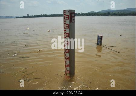 (160614) -- CHANGSHA, 14 giugno 2016 -- foto scattata il 14 giugno 2016 mostra un indicatore del livello dell'acqua nella sezione Changsha del fiume Xiangjiang, nella provincia centrale di Hunan della Cina. A causa delle forti piogge e dell'aumento dell'approvvigionamento idrico a monte, il livello dell'acqua della sezione Changsha di Xiangjiang ha continuato a salire fino a 31,94 metri entro martedì pomeriggio, più alto del livello previsto di 26,35 metri per le navi kiloton. )(mcg) CHINA-HUNAN-XIANGJIANG RIVER-WATER LEVEL (CN) LongxHongtao PUBLICATIONxNOTxINxCHN 160614 Changsha giugno 14 2016 foto scattata IL 14 giugno 2016 mostra un indicatore del livello dell'acqua nella Changsha Foto Stock