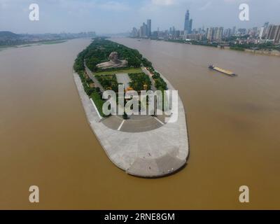 (160614) -- CHANGSHA, June 14, 2016 -- Photo taken on June 14, 2016 shows the main channel in the Changsha section of Xiangjiang River, central China s Hunan Province. Due to heavy rainfall and more water supply from the upstream, water level of Xiangjiang s Changsha section has kept rising to 31.94 meters by 3:26 p.m. Tuesday, higher than the designed level of 26.35 meters for the kiloton ships. )(mcg) CHINA-HUNAN-XIANGJIANG RIVER-WATER LEVEL (CN) LongxHongtao PUBLICATIONxNOTxINxCHN   160614 Changsha June 14 2016 Photo Taken ON June 14 2016 Shows The Main Channel in The Changsha Section of Xi Stock Photo