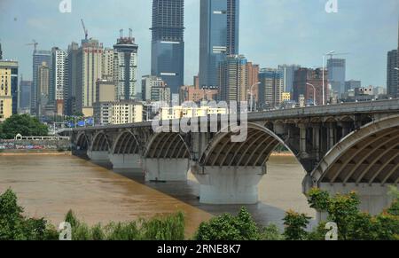 (160614) -- CHANGSHA, 14 giugno 2016 -- foto scattata il 14 giugno 2016 mostra i moli sommersi del ponte Juzizhou nella sezione Changsha del fiume Xiangjiang, nella provincia centrale di Hunan della Cina. A causa delle forti piogge e dell'aumento dell'approvvigionamento idrico a monte, il livello dell'acqua della sezione Changsha di Xiangjiang ha continuato a salire fino a 31,94 metri entro le 15:26 di martedì, più alto del livello previsto di 26,35 metri per le navi kiloton. )(mcg) CHINA-HUNAN-XIANGJIANG RIVER-WATER LEVEL (CN) LongxHongtao PUBLICATIONxNOTxINxCHN 160614 Changsha 14 giugno 2016 foto scattata IL 14 giugno 2016 mostra i moli sommersi di Juzizhou Foto Stock