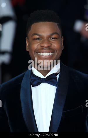 John Boyega partecipa alla prima europea di "Star Wars: The Last Jedi" alla Royal Albert Hall di Londra, in Inghilterra. Foto Stock