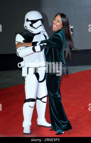 Alexandra Burke partecipa alla prima europea di "Star Wars: The Last Jedi" alla Royal Albert Hall di Londra, in Inghilterra. Foto Stock