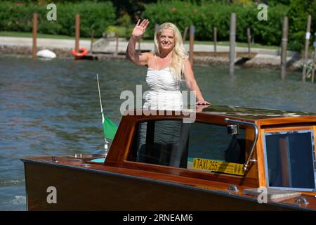 Venezia, Italia. 1 settembre 2023. Angela Schanelec arriva al molo dell'Hotel Excelsior al Lido di Venezia per il 80° Festival del Cinema di Venezia 2023. (Foto di Mario Cartelli/SOPA Images/Sipa USA) credito: SIPA USA/Alamy Live News Foto Stock