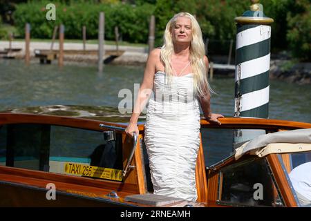 Venezia, Italia. 1 settembre 2023. Angela Schanelec arriva al molo dell'Hotel Excelsior al Lido di Venezia per il 80° Festival del Cinema di Venezia 2023. (Foto di Mario Cartelli/SOPA Images/Sipa USA) credito: SIPA USA/Alamy Live News Foto Stock