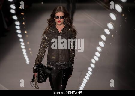 (160616) -- PECHINO, 16 giugno 2016 -- questa foto a più esposizioni mostra un modello che presenta le creazioni di TNG a Rio de Janeiro, Brasile, 8 novembre 2013. I Giochi Olimpici di Rio 2016 si terranno dal 5 al 21 agosto. )(WLL) (SP)FILES-BRAZIL-RIO DE JANEIRO-OLYMPICS-CITY XuxZijian PUBLICATIONxNOTxINxCHN 160616 Pechino 16 giugno 2016 questa foto multiplo del file mostra un modello che presenta le creazioni del TNG a Rio de Janeiro Brasile 8 novembre 2013 i Giochi Olimpici di Rio 2016 saranno eroe dal 5 al 21 agosto WLL SP Files Brazil Rio de città delle Olimpiadi di Janeiro XuxZijian PUBLICATIONxNOTxINxCHN Foto Stock