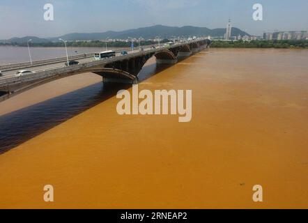 Bilder des Tages China: Xiang-Fluss mit Pegelhochstand (160616) -- CHANGSHA, June 16, 2016 -- Photo taken on June 16, 2016 shows the Juzizhou Bridge on Xiangjiang River in Changsha, central China s Hunan Province. Due to heavy rainfall, water level of Xiangjiang River s Changsha section rose to 34.84 meters by Thursday noon, only about one meter lower than the danger mark. ) (wx) CHINA-CHANGSHA-XIANGJIANG RIVER-FLOOD (CN) LongxHongtao PUBLICATIONxNOTxINxCHN   Images the Day China Xiang River with Pegelhochstand 160616 Changsha June 16 2016 Photo Taken ON June 16 2016 Shows The Juzizhou Bridge Stock Photo