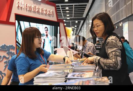 (160616) -- HONG KONG, 16 giugno 2016 -- i visitatori vengono nell'area espositiva di 2016 Year of Silk Road Tourism in Hong Kong Convention and Exhibition Center (HKCEC) a Hong Kong, Cina meridionale, 16 giugno 2016. Il 30° International Travel Expo e l'11° Meeings, Incentives, Conventions, Exhibitions (MICE) Travel Expo sono iniziati giovedì nell'HKCEC. Più di 600 espositori provenienti da circa 50 paesi e regioni hanno partecipato alle esposizioni che dureranno fino al 19 giugno. ) (zhs) CHINA-HONG KONG-TOURISM-EXHIBITION (CN) WangxShen PUBLICATIONxNOTxINxCHN 160616 Hong Kong 16 giugno 2016 i visitatori vengono al Foto Stock