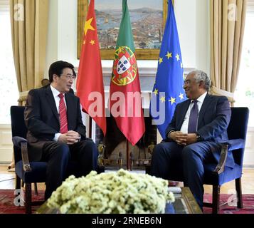 Guo Jinlong (L), membro dell'Ufficio politico del Comitato centrale del Partito Comunista Cinese (CPC) e segretario del Comitato Municipale di Pechino, incontra il primo ministro portoghese Antonio Costa a Lisbona, capitale del Portogallo, il 14 giugno 2016. Guo ha fatto una visita di tre giorni in Portogallo a capo di una delegazione del PCC. ) PORTOGALLO-LISBONA-CINA-GUO JINLONG-VISIT ZhangxLiyun PUBLICATIONxNOTxINxCHN Guo Jinlong l un membro dell'Ufficio politico del Comitato centrale del PCC del Partito Comunista Cinese e segretario del Comitato municipale di Pechino del PCC incontra il primo ministro PORTOGHESE Ant Foto Stock