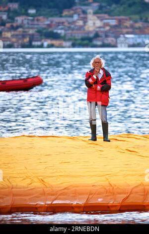 160617 -- MILANO, 16 giugno 2016 -- l'artista Christo Vladimirov Javacheff si esibisce nella sua installazione The Floating Piers durante un'anteprima stampa al lago d'Iseo, nell'Italia settentrionale, 16 giugno 2016. L'enorme opera d'arte The Floating Piers creata dall'artista Christo Vladimirov Yavachev sarà aperta al pubblico dal 18 giugno al 3 luglio. ITALIA-LAGO D'ISEO-OPERE D'ARTE I MOLI GALLEGGIANTI JINXYU PUBLICATIONXNOTXINXCHN Foto Stock