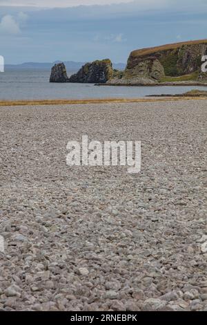Traigh Nam Feannag - una spiaggia rialzata composta da creste di ghiaia sul Giura Foto Stock