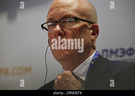 (160617) -- ST. PETERSBURG, 17 giugno 2016 -- CEO del gruppo Press Association Clive Marshall partecipa alla discussione del panel New Technologies vs. Traditional Journalism. L'intelligenza artificiale è una minaccia per la professione giornalistica? Durante la 20th St Forum economico internazionale di Pietroburgo a St. Pietroburgo, Russia, il 17 giugno 2016. ) RUSSIA-ST. PETERSBURG-SPIEF-PRESS EvgenyxSinitsyn PUBLICATIONxNOTxINxCHN 160617 San Pietroburgo 17 giugno 2016 CEO del gruppo Press Association Clive Marshall partecipa alla discussione del panel New Technologies VS Traditional Journalism IS Artificial Intel Foto Stock