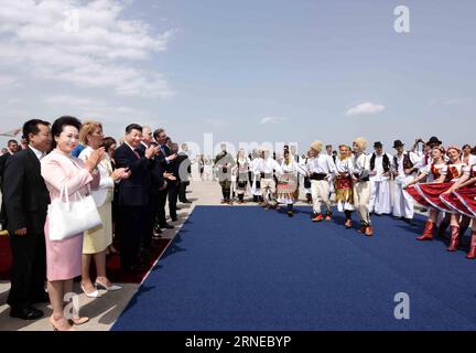 XI Jinping zu Gast a BELGRADO (160617) -- BELGRADO, 17 giugno 2016 -- il presidente cinese Xi Jinping e sua moglie Peng Liyuan sono accolti con una performance di danza tradizionale serba, Kolo, al loro arrivo all'aeroporto di Belgrado, Serbia, 17 giugno 2016. XI ha iniziato una visita di stato in Serbia venerdì.)wjq SERBIA-BELGRADO-CINA-XI JINPING-ARRIVAL RaoxAimin PUBLICATIONxNOTxINxCHN Xi Jinping ospite a Belgrado 160617 Belgrado 17 giugno 2016 il presidente cinese Xi Jinping e sua moglie Peng Liyuan sono accolti con uno spettacolo di danza popolare serba tradizionale Kolo AL loro arrivo ALL'aeroporto Foto Stock
