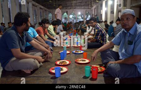 I musulmani aspettano la loro cena durante il mese santo del Ramadan presso la moschea centrale dell'Università di Dacca a Dacca, Bangladesh, 17 giugno 2016. ) BANGLADESH-DHAKA-RAMADAN SharifulxIslam PUBLICATIONxNOTxINxCHN musulmani aspettano la loro cena durante il mese Santo del Ramadan PRESSO la Moschea centrale dell'Università di Dacca in Bangladesh 17 giugno 2016 Bangladesh Dhaka Ramadan SharifulxIslam PUBLICATIONxNOTxINxCHN Foto Stock