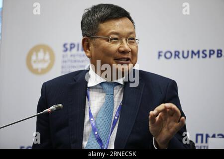 (160617) -- ST. PETERSBURG, 17 giugno 2016 -- Dean e professore della Cheung Kong Graduate School of Business (CKGSB) il Dr. Xiang Bing si rivolge al pubblico della tavola rotonda sulla trasformazione del modello economico cinese , durante il San Pietroburgo International Economic Forum-2016 a San Pietroburgo, Russia, il 17 giugno 2016. ) RUSSIA-ST. PETERSBURG-SPIEF-DISCUSSION EvgenyxSinitsyn PUBLICATIONxNOTxINxCHN 160617 San Pietroburgo 17 giugno 2016 Dean e Professor of Cheung Kong Graduate School of Business CKGSB il Dr Xiang Bing si rivolge al pubblico del panel Discussion ON the Transformation o Foto Stock