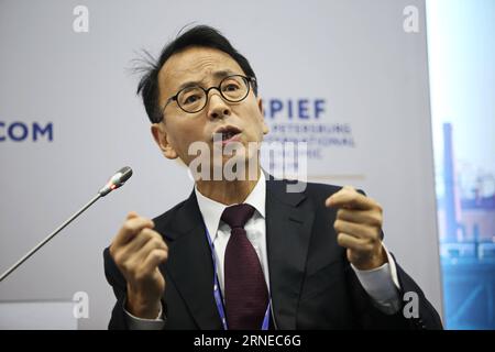 (160617) -- ST. PETERSBURG, 17 giugno 2016 -- l'economista indipendente Andy Xie si rivolge al pubblico durante la tavola rotonda sulla trasformazione del modello economico cinese , durante il San Pietroburgo International Economic Forum-2016 a San Pietroburgo, in Russia, il 17 giugno 2016. ) RUSSIA-ST. PETERSBURG-SPIEF-DISCUSSION EvgenyxSinitsyn PUBLICATIONxNOTxINxCHN 160617 San Pietroburgo 17 giugno 2016 l'economista indipendente Andy Xie si rivolge al pubblico durante la discussione SULLA trasformazione del modello economico cinese durante il Forum economico internazionale di San Pietroburgo 2016 a San Pietro Foto Stock