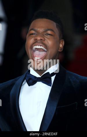 John Boyega partecipa alla prima europea di "Star Wars: The Last Jedi" alla Royal Albert Hall di Londra, in Inghilterra. (Foto di Fred Duval / SOPA Images/Sipa USA) Foto Stock