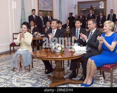 VARSAVIA, 19 giugno 2016 -- il presidente cinese Xi Jinping (fronte, 2° L) e sua moglie Peng Liyuan (fronte, 1° L) guardano una performance di canto e danza popolare polacca con il presidente polacco Andrzej Duda (fronte, 2° R) e sua moglie Agata Kornhauser-Duda (fronte, 1° R) a Varsavia, Polonia, 19 giugno 2016.) (lfj) POLONIA-CINA-XI JINPING-VISIT XiexHuanchi PUBLICATIONxNOTxINxCHN Varsavia 19 giugno 2016 il presidente cinese Xi Jinping Front 2nd l e sua moglie Peng Liyuan Front 1st l Guarda una performance di canto e danza popolare polacca con il presidente polacco Andrzej Duda Front 2nd r e sua moglie Agata Kornhauser Duda Fro Foto Stock