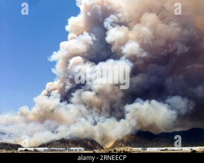 Waldbrände nahe Los Angeles (160620) -- LOS ANGELES, 20 giugno 2016 -- foto scattata il 20 giugno 2016 mostra il fumo degli incendi nella Angeles National Forest a Los Angeles, negli Stati Uniti. Due fuochi di pennelli in rapida evoluzione hanno attraversato la vegetazione lunedì nella Angeles National Forest e le colline pedemontane sopra Duarte e Azusa a Los Angeles, bruciando più di 2.000 acri in tre ore in mezzo a un'ondata di calore esplosiva. ) U.S.-LOS ANGELES-INCENDI BOSCHIVI ZhangxChaoqun PUBLICATIONxNOTxINxCHN incendi boschivi vicino a Los Angeles 160620 Los Angeles 20 giugno 2016 foto scattata IL 20 giugno 2016 mostra il fumo di Wil Foto Stock