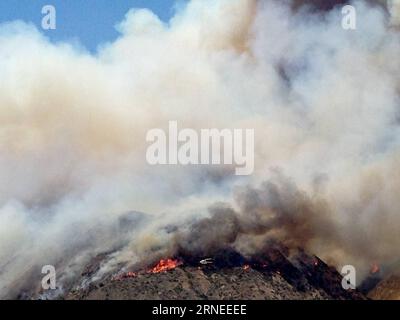 Waldbrände nahe Los Angeles (160620) -- LOS ANGELES, 20 giugno 2016 -- foto scattata il 20 giugno 2016 mostra il fumo degli incendi nella Angeles National Forest a Los Angeles, gli Stati Uniti. due fuochi a spazzola in rapido movimento hanno attraversato la vegetazione il lunedì nella Angeles National Forest e le colline pedemontane sopra Duarte e Azusa a Los Angeles, bruciando più di 2.000 acri in tre ore in mezzo a un'ondata di calore esplosiva. ) U.S.-LOS ANGELES-INCENDI BOSCHIVI ZhangxChaoqun PUBLICATIONxNOTxINxCHN incendi boschivi vicino a Los Angeles 160620 Los Angeles 20 giugno 2016 foto scattata IL 20 giugno 2016 mostra il fumo selvatico Foto Stock