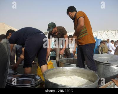 (160621) -- FALLUJAH, June 21, 2016 -- People prepare food in a camp for internally displaced people who fled from battles between the Iraqi army and the Islamic State in Khalidiya, Iraq, on June 21, 2016. Khalil ) IRAQ-FALLUJAH-INTERNALLY DISPLACED PEOPLE Dawood PUBLICATIONxNOTxINxCHN   160621 Fallujah June 21 2016 Celebrities prepare Food in a Camp for Internally Displaced Celebrities Who fled from Battles between The Iraqi Army and The Islamic State in Khalidiya Iraq ON June 21 2016 Khalil Iraq Fallujah Internally Displaced Celebrities Dawood PUBLICATIONxNOTxINxCHN Stock Photo