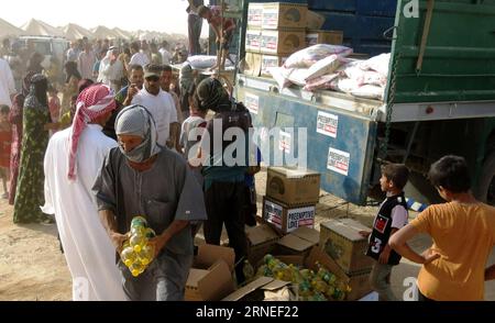 (160621) -- FALLUJAH, 21 giugno 2016 -- le persone ricevono beni di soccorso in un campo per sfollati interni fuggiti dalle battaglie tra l'esercito iracheno e lo Stato islamico a Khalidiya, Iraq, il 21 giugno 2016. Khalil ) IRAQ-FALLUJAH - SFOLLATI INTERNI Dawood PUBLICATIONxNOTxINxCHN 160621 Fallujah 21 giugno 2016 le celebrità ricevono beni di soccorso in un campo per le celebrità sfollate internamente fuggite dalle battaglie tra l'esercito iracheno e lo Stato islamico a Khalidiya Iraq IL 21 giugno 2016 Khalil Iraq Fallujah celebrità sfollate internamente Dawood PUBLICATIONxNOTxINXCHN Foto Stock