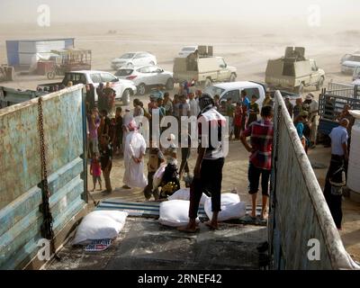 (160621) -- FALLUJAH, 21 giugno 2016 -- le persone ricevono beni di soccorso in un campo per sfollati interni fuggiti dalle battaglie tra l'esercito iracheno e lo Stato islamico a Khalidiya, Iraq, il 21 giugno 2016. Khalil ) IRAQ-FALLUJAH - SFOLLATI INTERNI Dawood PUBLICATIONxNOTxINxCHN 160621 Fallujah 21 giugno 2016 le celebrità ricevono beni di soccorso in un campo per le celebrità sfollate internamente fuggite dalle battaglie tra l'esercito iracheno e lo Stato islamico a Khalidiya Iraq IL 21 giugno 2016 Khalil Iraq Fallujah celebrità sfollate internamente Dawood PUBLICATIONxNOTxINXCHN Foto Stock