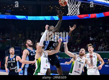 Manila, Filippine. 1 settembre 2023. Il Thanasis Antetokounmpo (top) della Grecia partecipa al secondo turno tra Lituania e Grecia alla Coppa del mondo FIBA 2023 a Manila, nelle Filippine, 1 settembre 2023. Credito: He Changshan/Xinhua/Alamy Live News Foto Stock